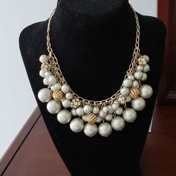 LOFT Jewelry - EUC LOFT Pearl gold tone necklace with stones
